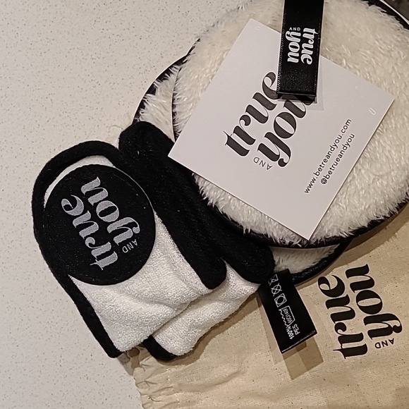 *closet clearout* 2/$20 NIB - True and You - spa set - Picture 2 of 2